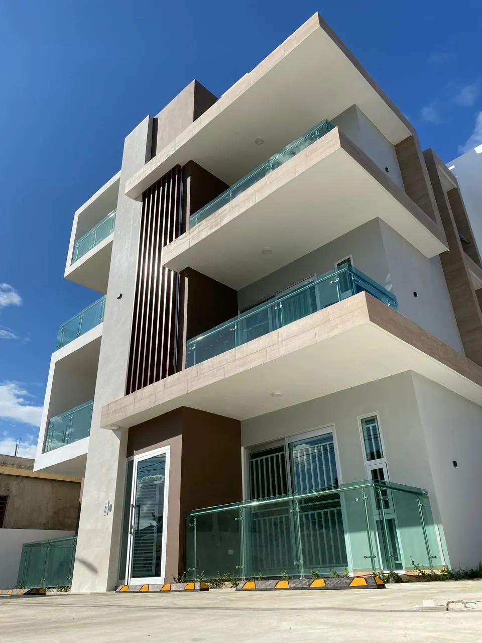Construcción de un edificio por CCAJ Construcciones