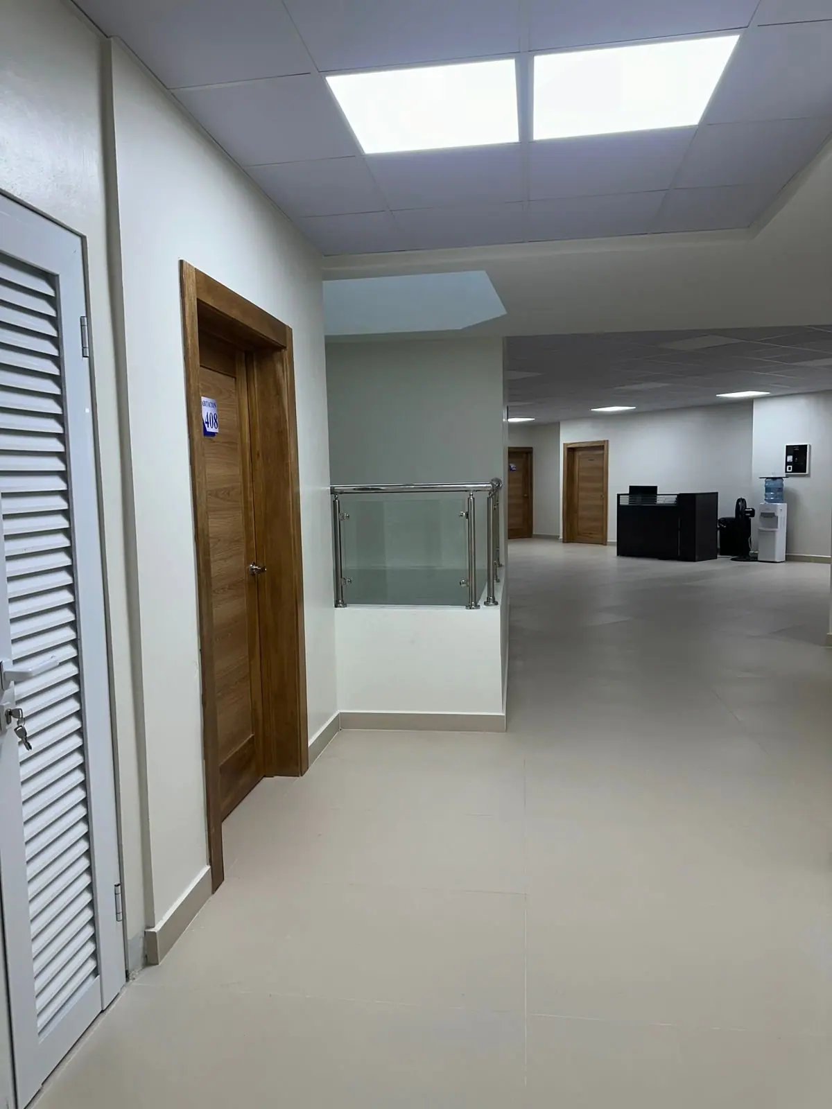 Pasillo con terminaciones nuevas en un centro médico