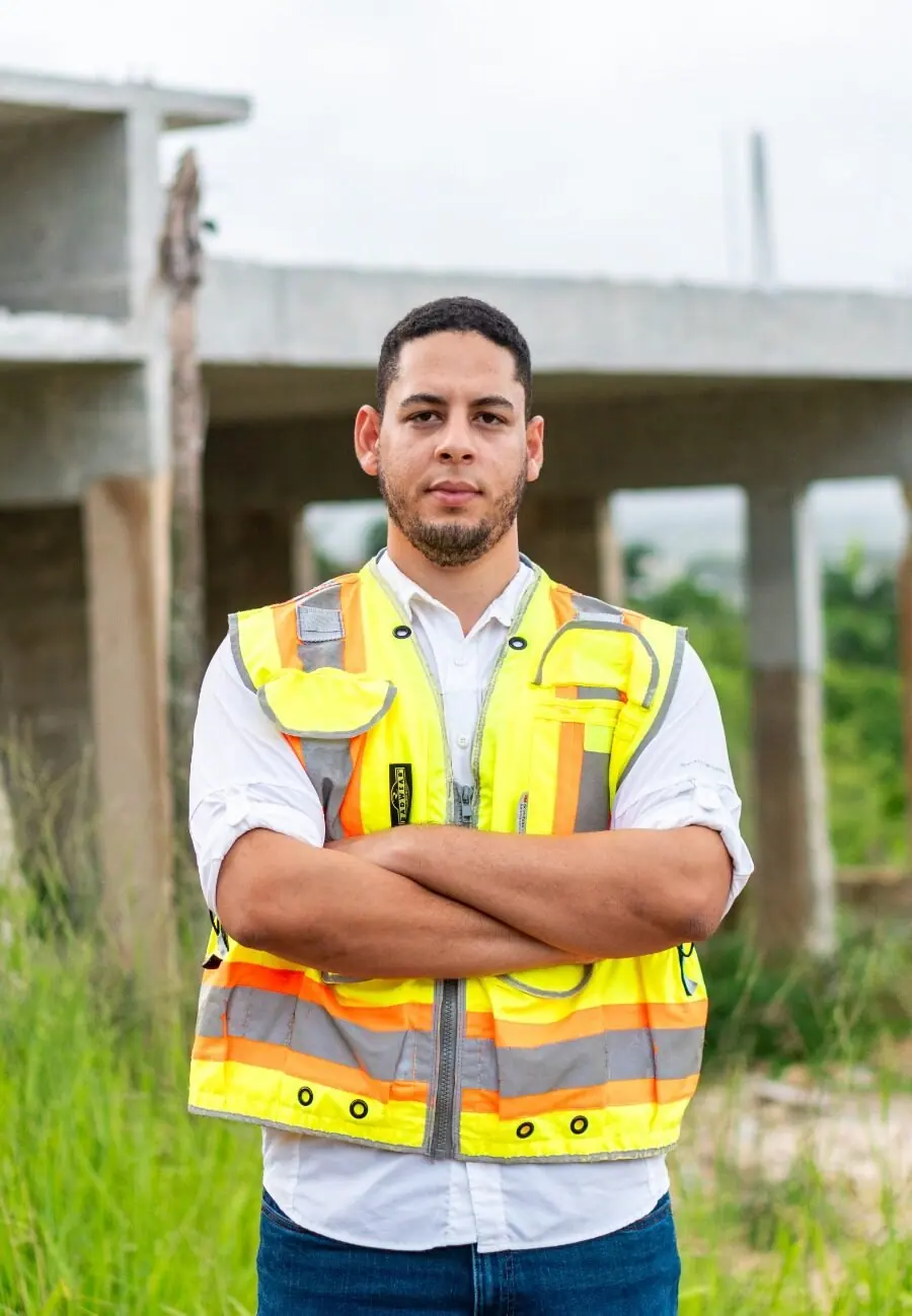 Ing. Juan Alexis Cedeño en una obra en construcción