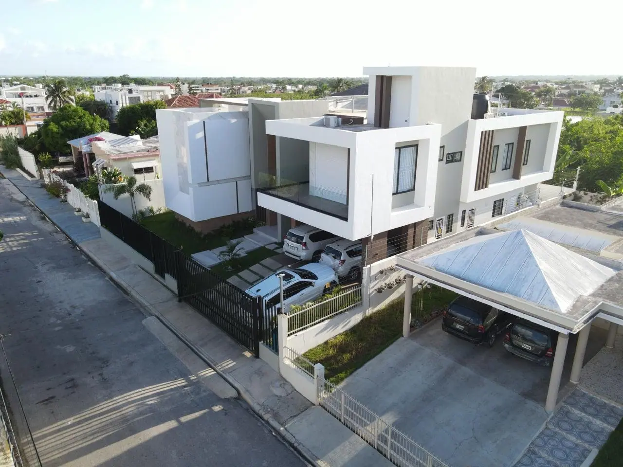 Residencias modernas construidas por CCAJ Construcciones, vista aérea