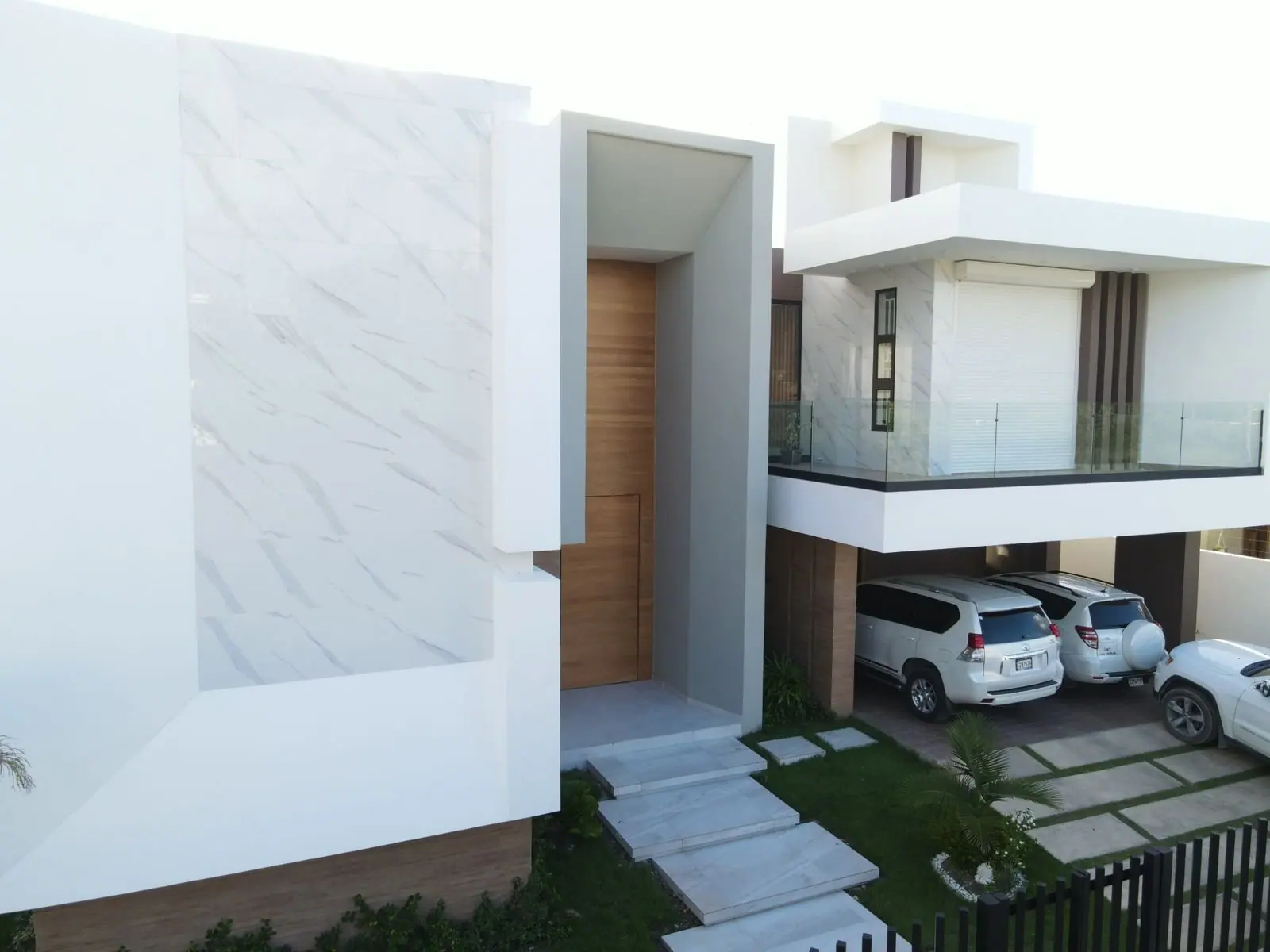 Fachada moderna de una residencia privada con revestimiento de mármol