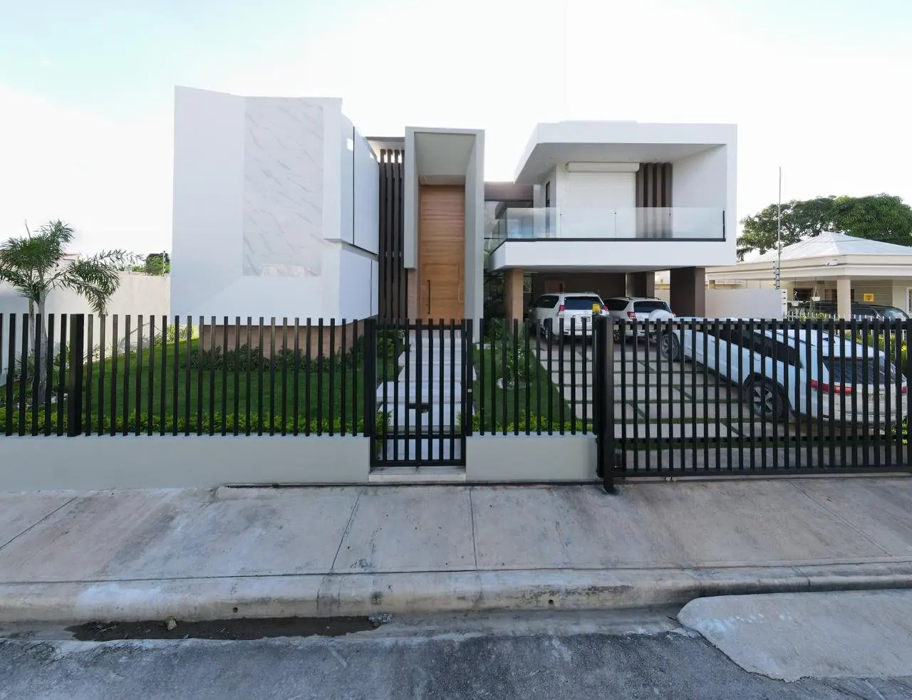 Fachada frontal de una residencia construida por CCAJ Construcciones